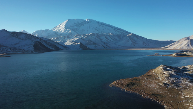 清晨新疆喀拉库勒湖慕士塔格峰雪山风光